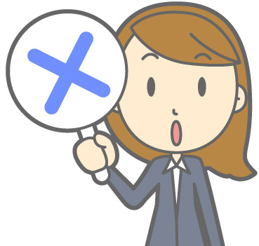 ×のプラカードを持つ女性